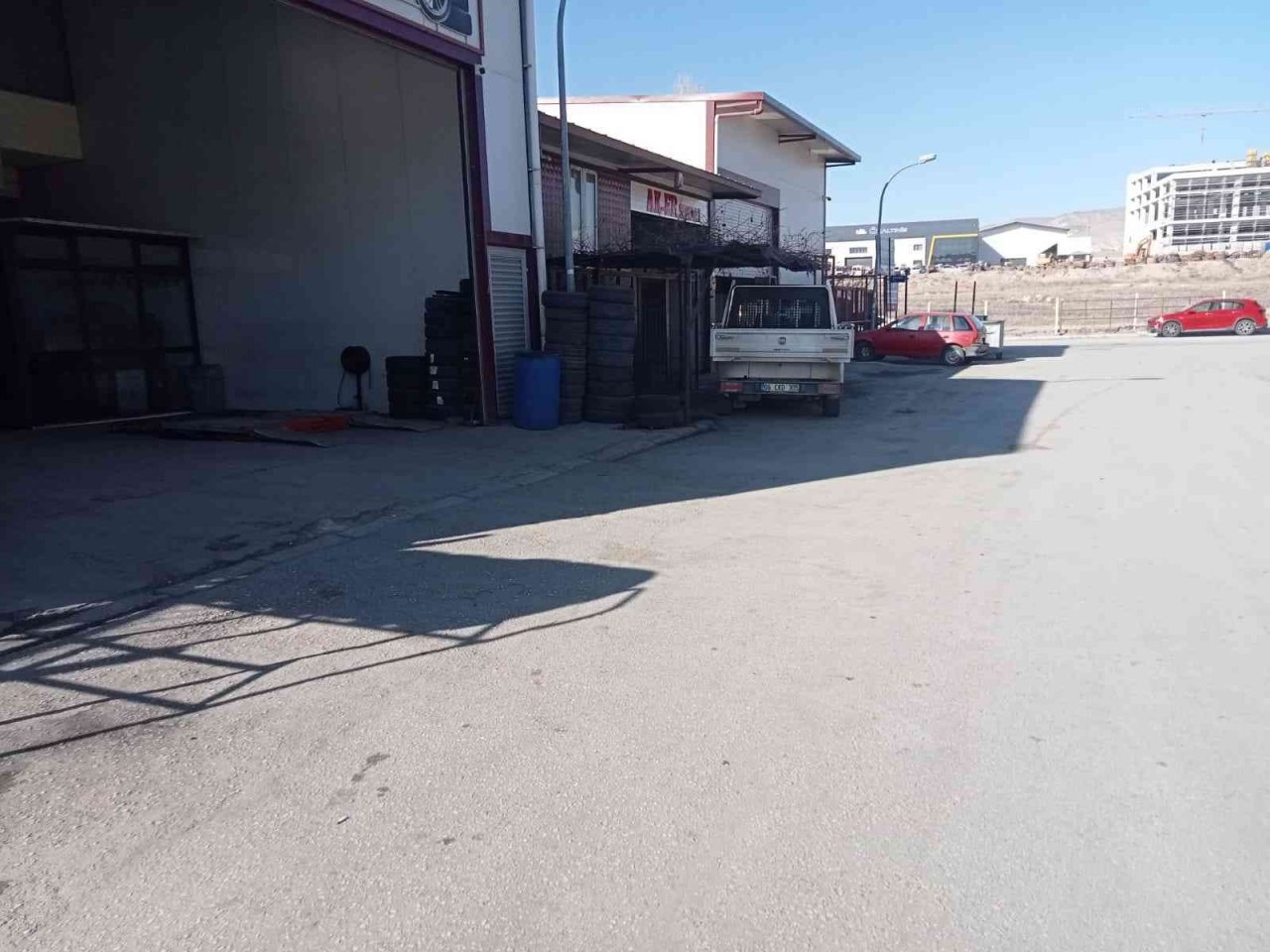 Otomobil lastiklerini kıyafet gibi giyip çalan hırsızlar kamerada