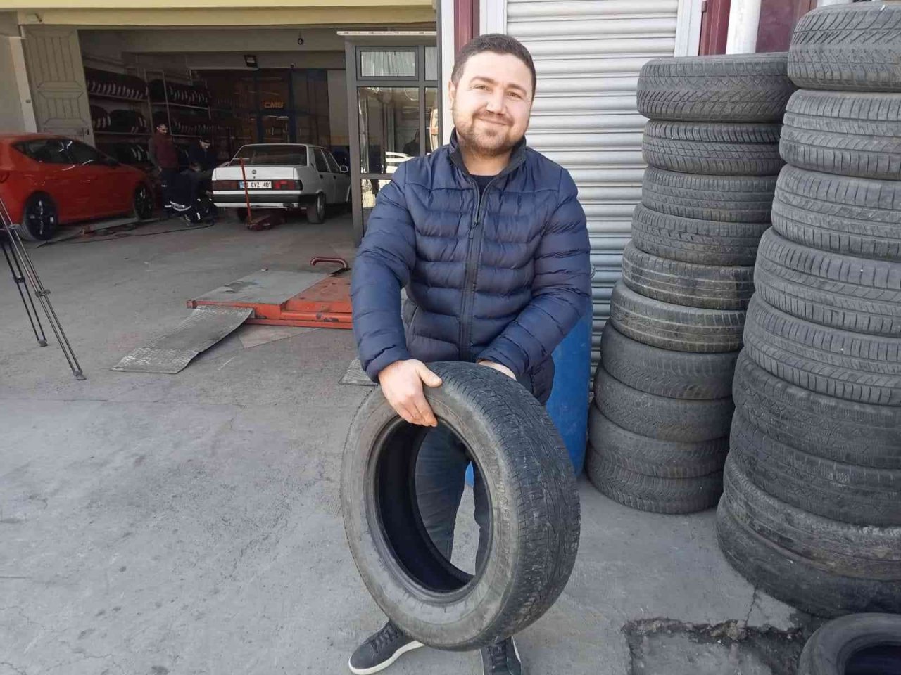 Otomobil lastiklerini kıyafet gibi giyip çalan hırsızlar kamerada