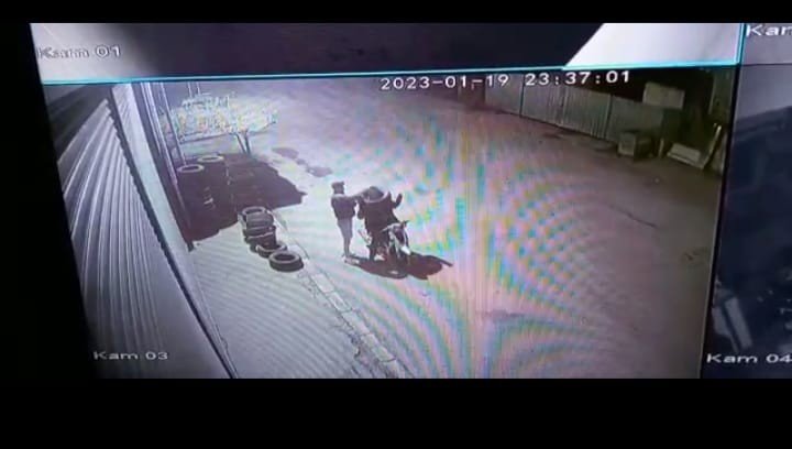 Otomobil lastiklerini kıyafet gibi giyip çalan hırsızlar kamerada