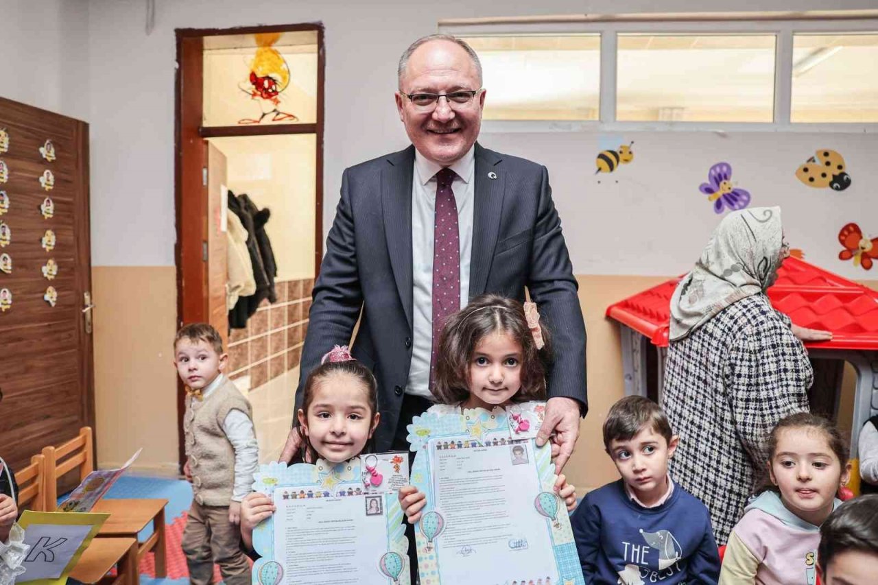 Öğrencilerin karne heyecanına Vali ve Belediye Başkanı da ortak oldu