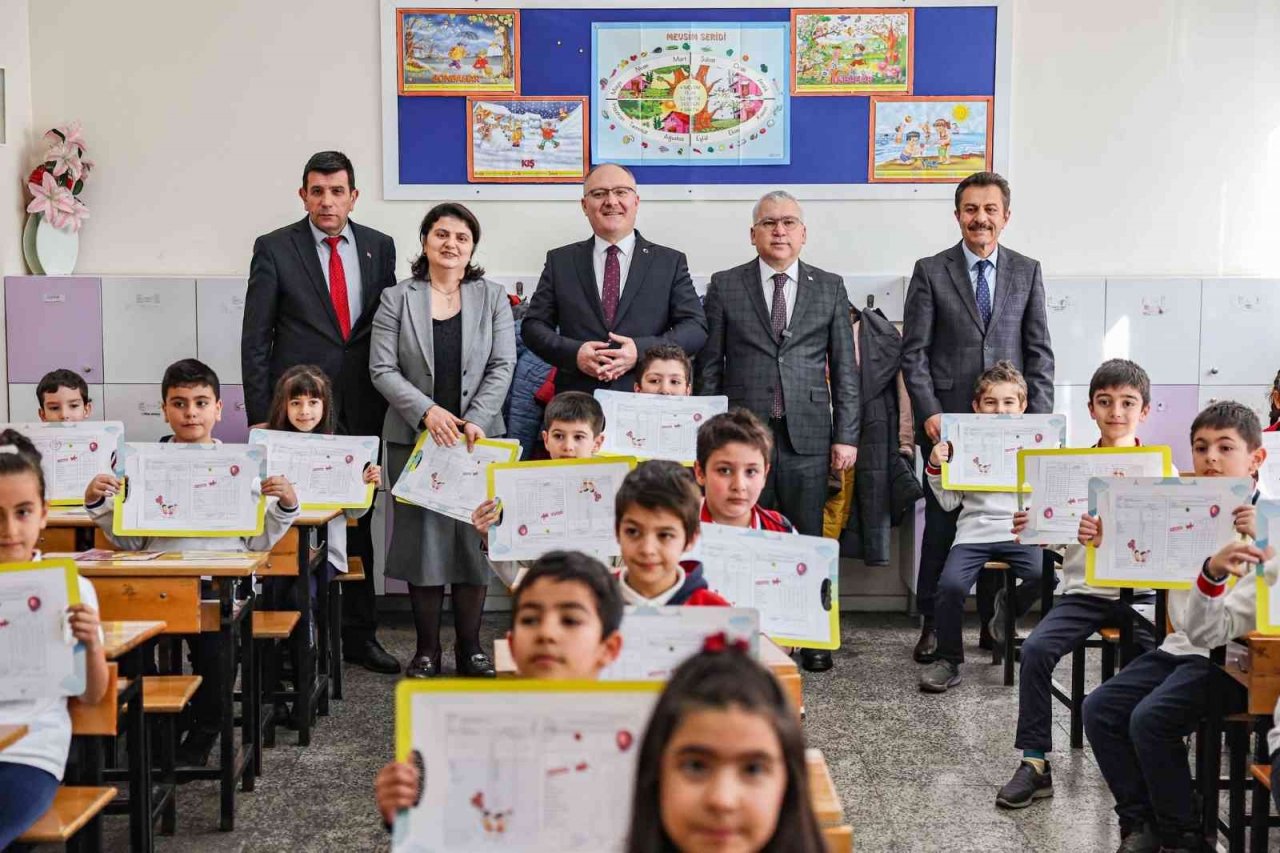 Öğrencilerin karne heyecanına Vali ve Belediye Başkanı da ortak oldu