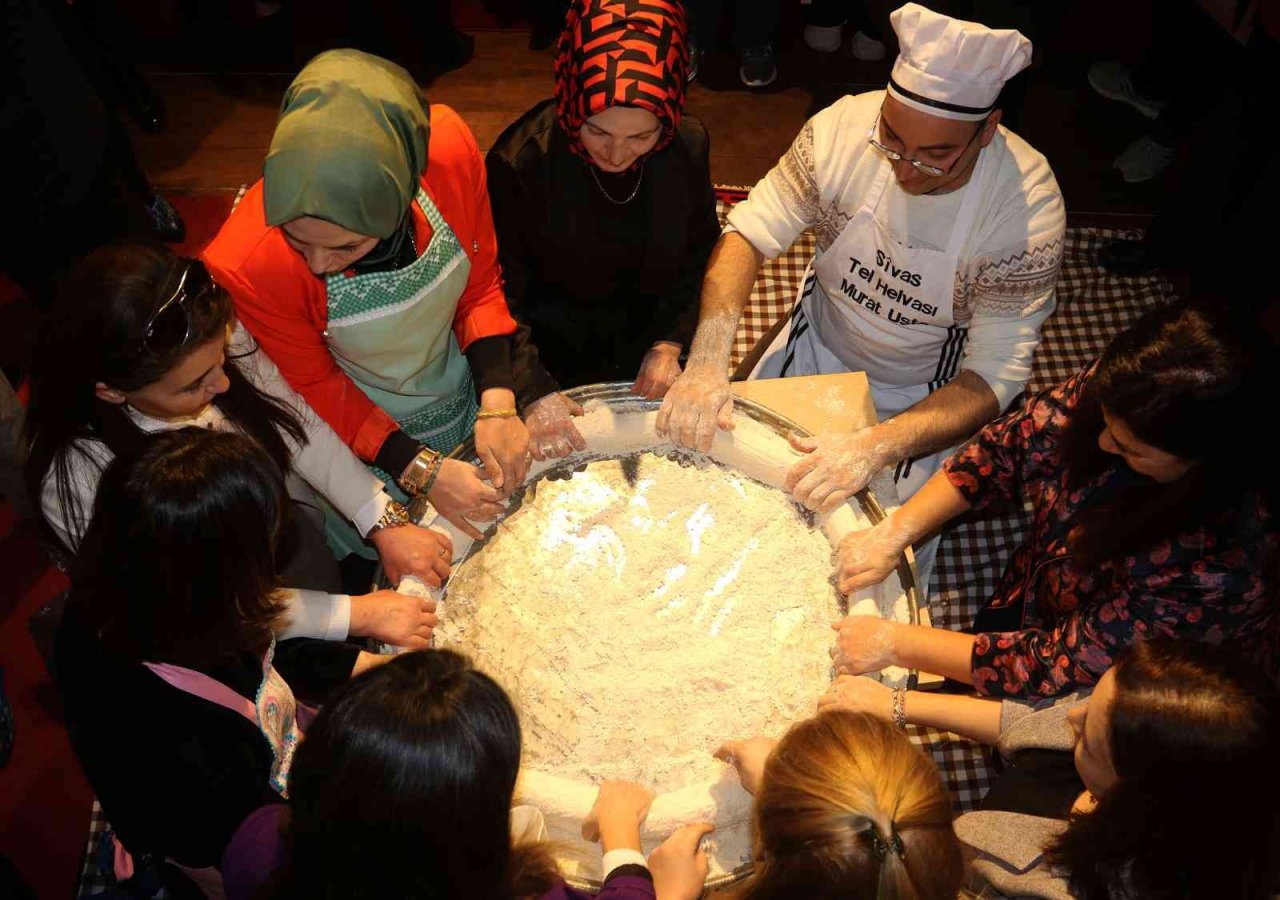 Altı kişinin kol kuvvetiyle yapılan tatlı, yapımı saatler sürse de tadına doyulmuyor