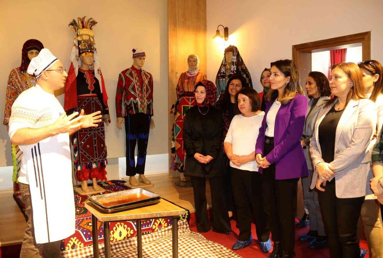 Altı kişinin kol kuvvetiyle yapılan tatlı, yapımı saatler sürse de tadına doyulmuyor