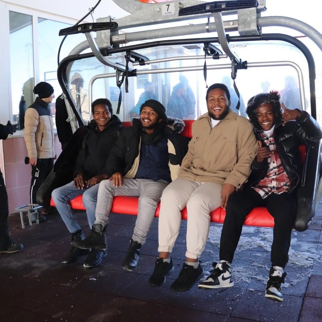 Karla ilk kez tanıştılar, mutlulukları yüzlerine böyle yansıdı