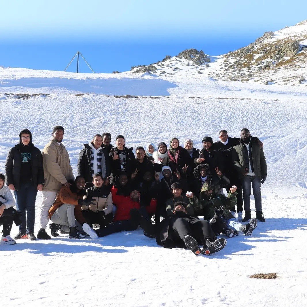 Karla ilk kez tanıştılar, mutlulukları yüzlerine böyle yansıdı