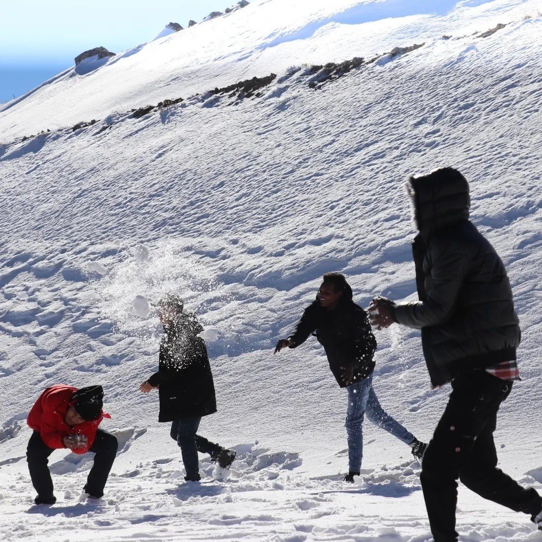 Karla ilk kez tanıştılar, mutlulukları yüzlerine böyle yansıdı