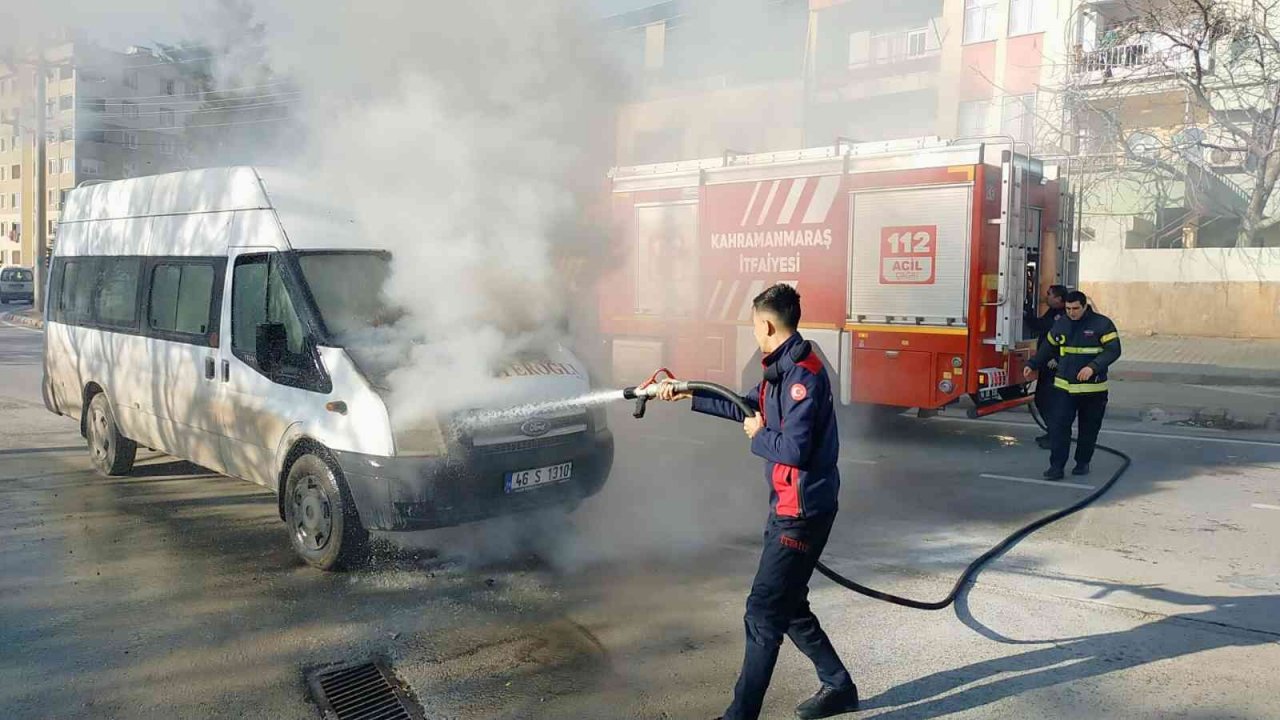 Yanmaya başlayan işçi servis minibüsü zamanında müdahale ile söndürüldü