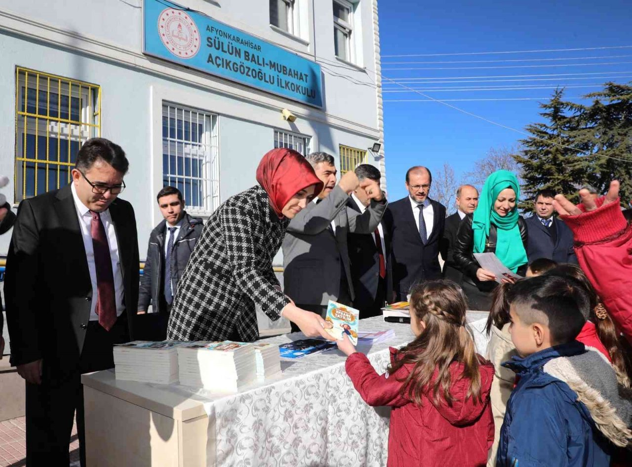 Vali Yiğitbaşı öğrencilerin karne sevincine ortak oldu