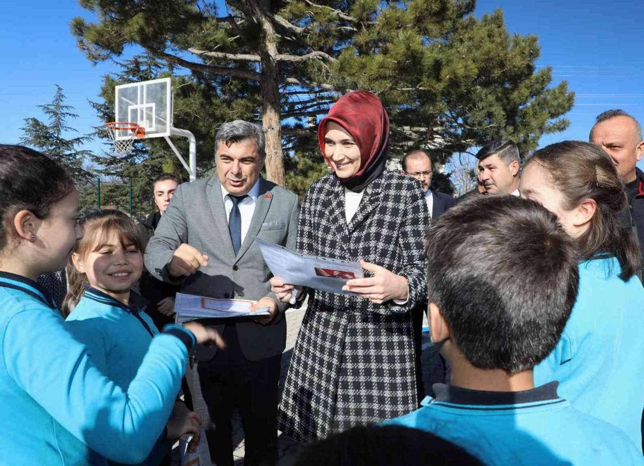 Vali Yiğitbaşı öğrencilerin karne sevincine ortak oldu