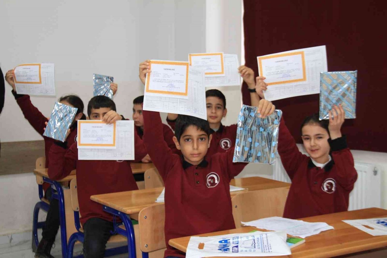 Elazığ’da 129 bin öğrenci karne heyecanı yaşadı