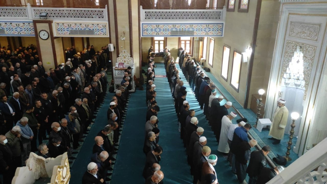 Adana’da eller semaya açıldı, yağmur için dua edildi