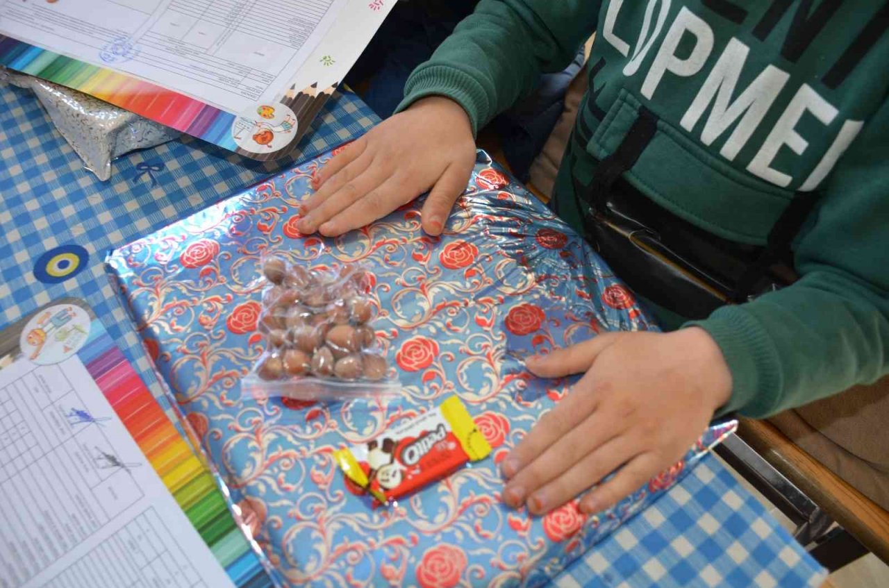 Karadeniz Ereğli Yurt Müdürlüğünden köy çocuklarına karne hediyesi