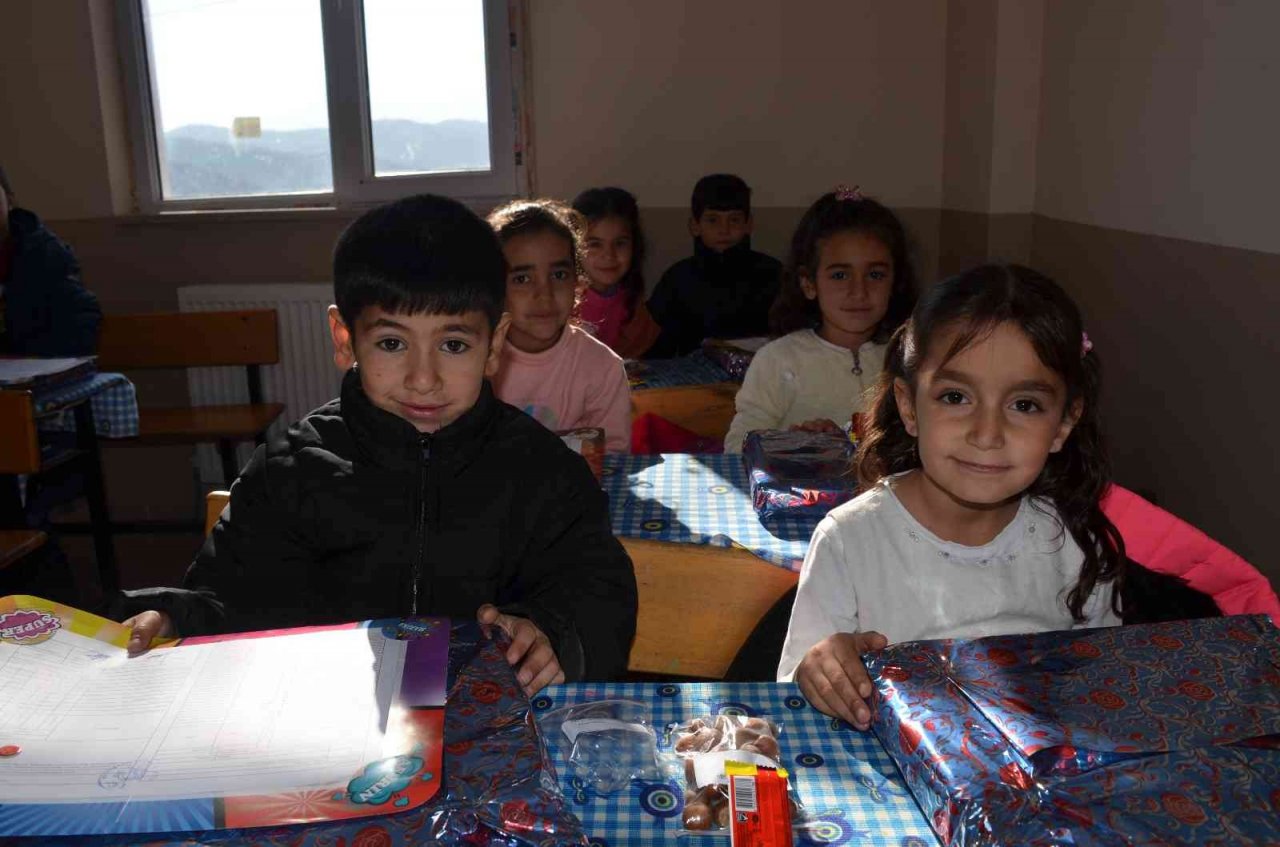 Karadeniz Ereğli Yurt Müdürlüğünden köy çocuklarına karne hediyesi