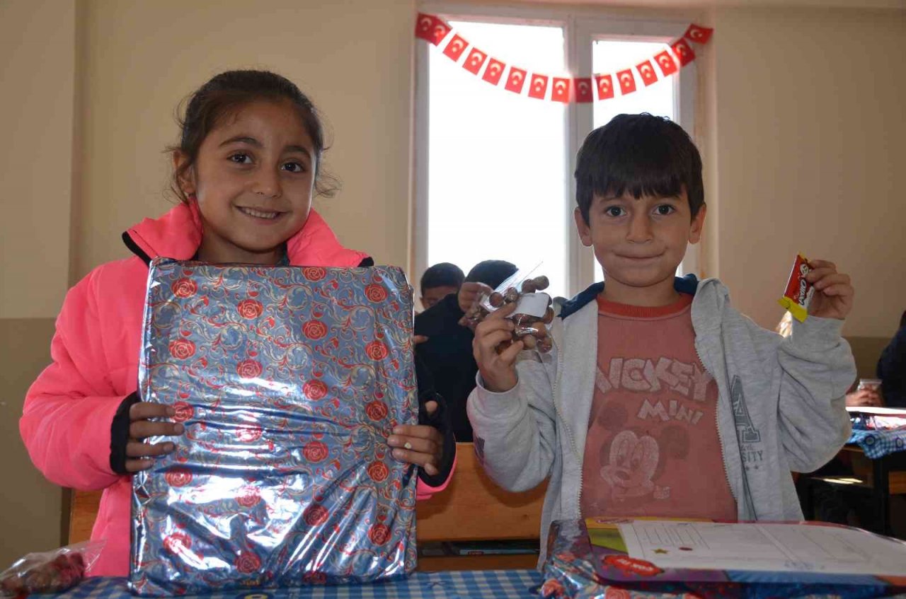 Karadeniz Ereğli Yurt Müdürlüğünden köy çocuklarına karne hediyesi