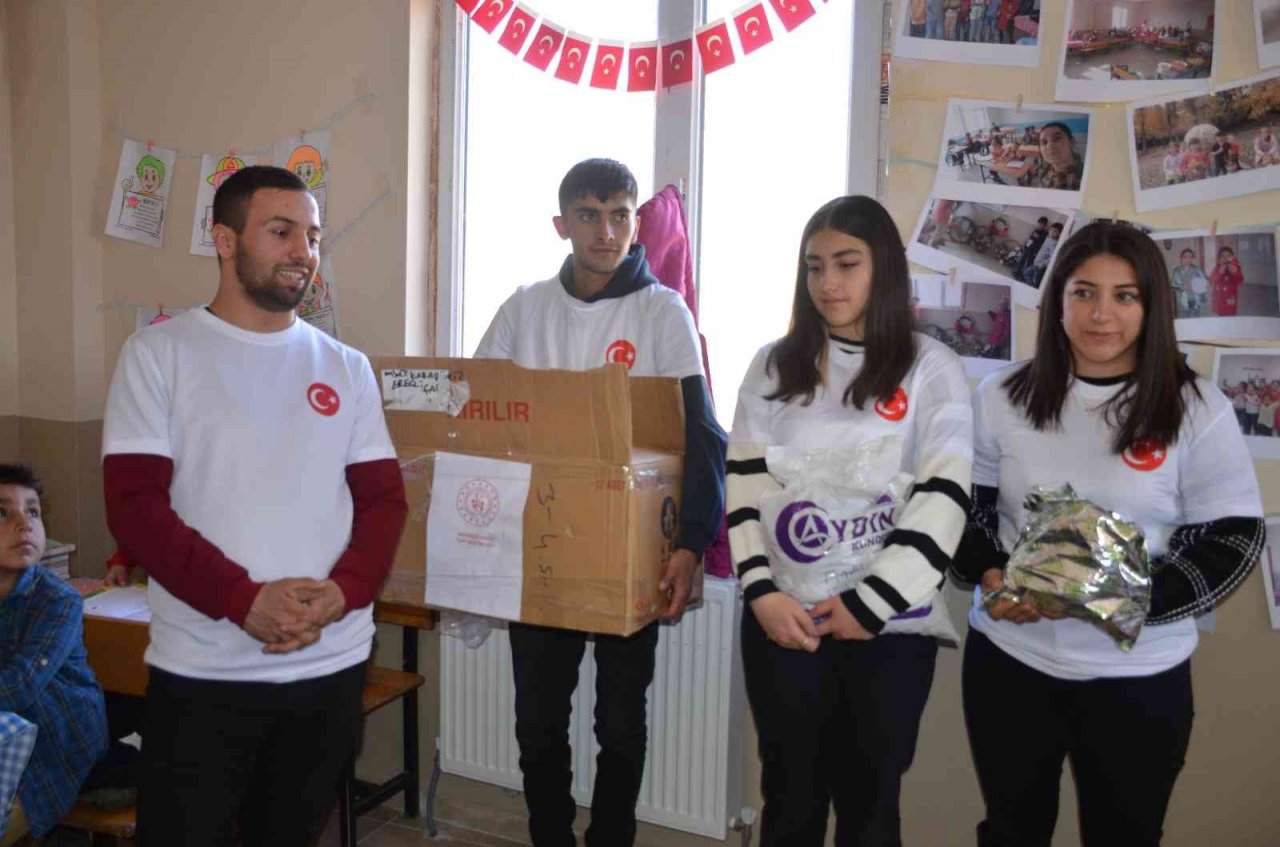 Karadeniz Ereğli Yurt Müdürlüğünden köy çocuklarına karne hediyesi