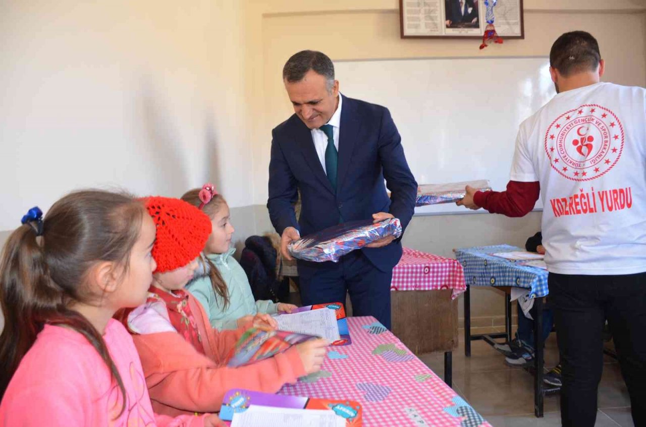 Karadeniz Ereğli Yurt Müdürlüğünden köy çocuklarına karne hediyesi