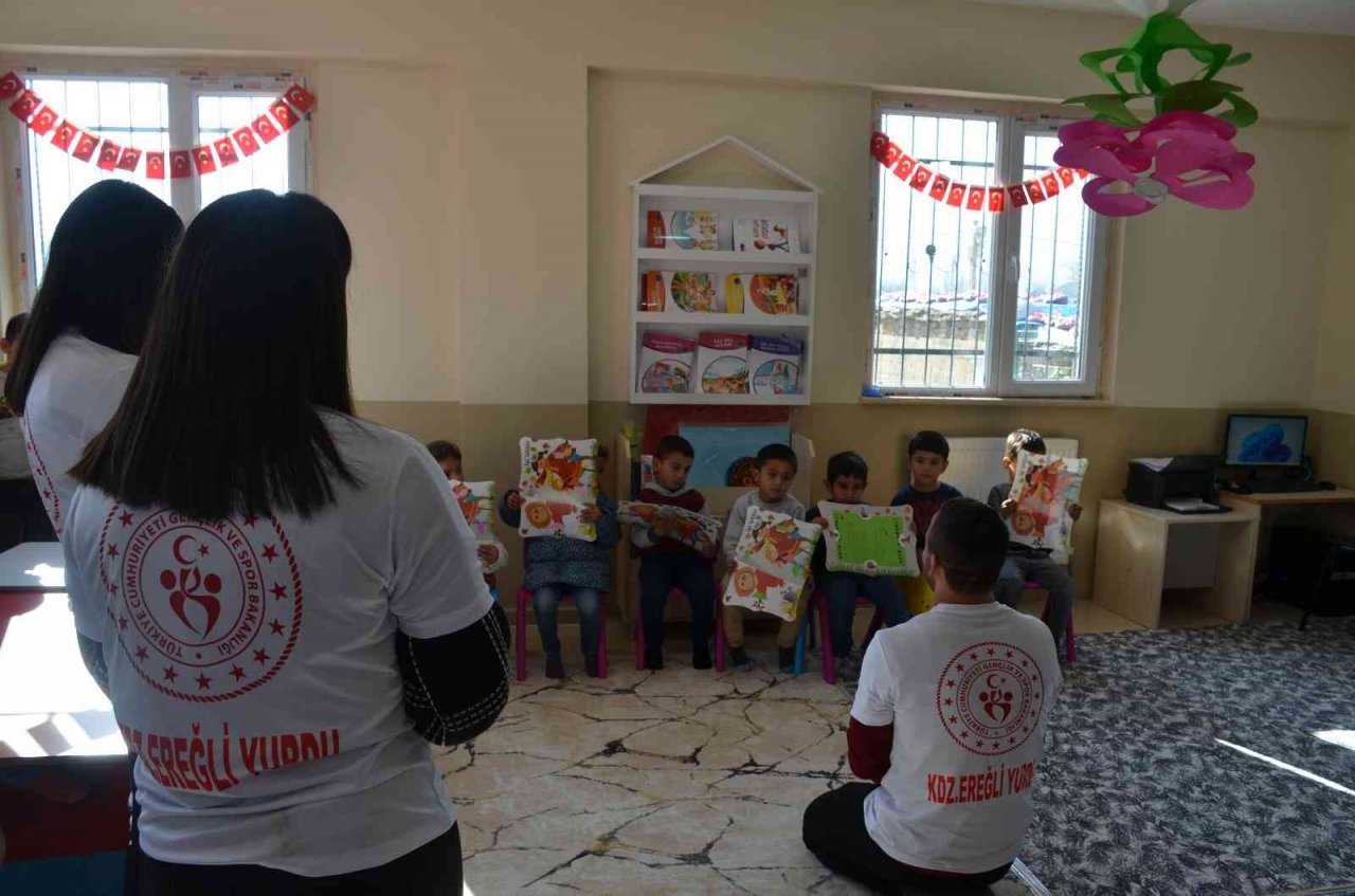 Karadeniz Ereğli Yurt Müdürlüğünden köy çocuklarına karne hediyesi