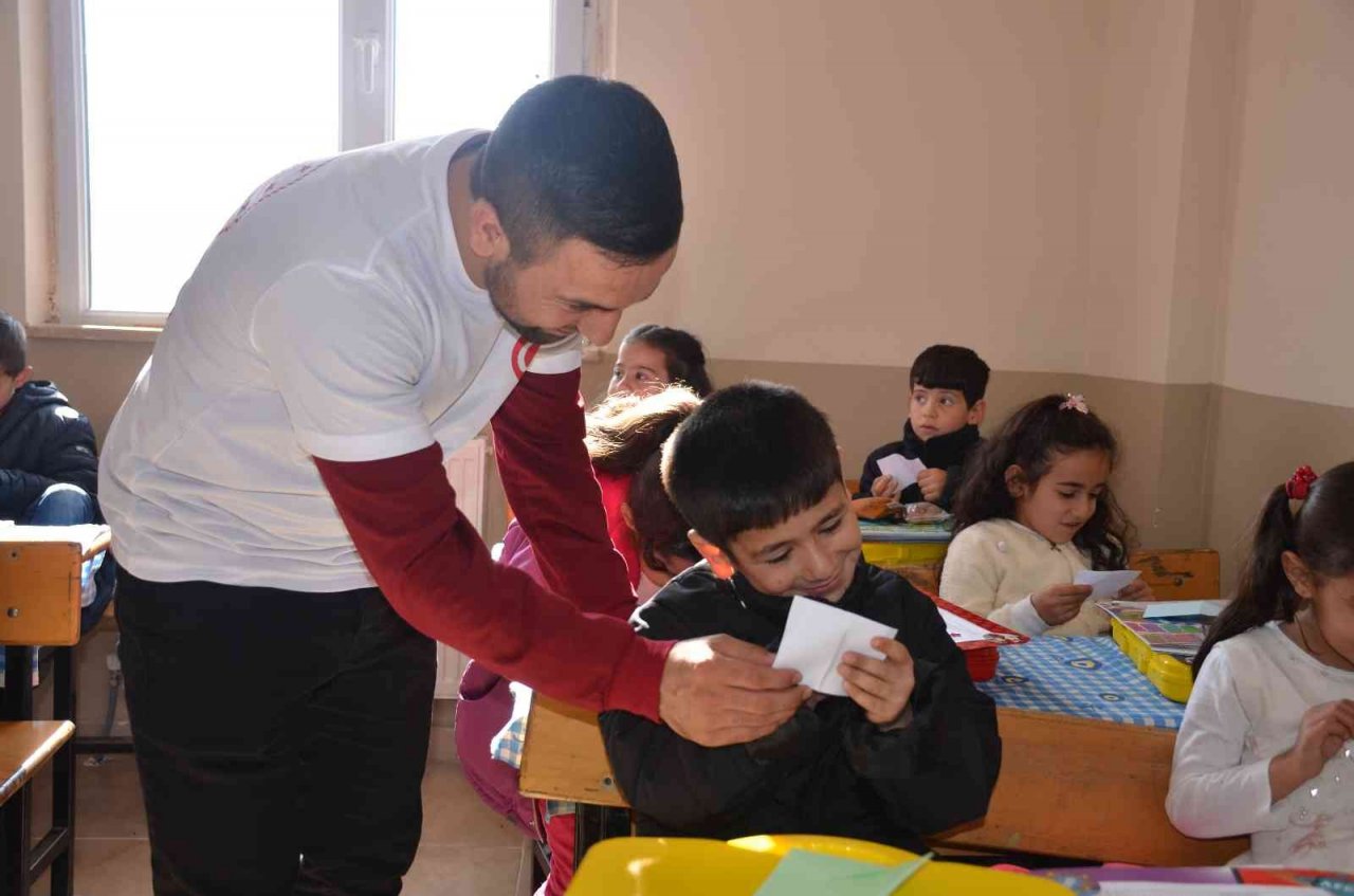 Karadeniz Ereğli Yurt Müdürlüğünden köy çocuklarına karne hediyesi