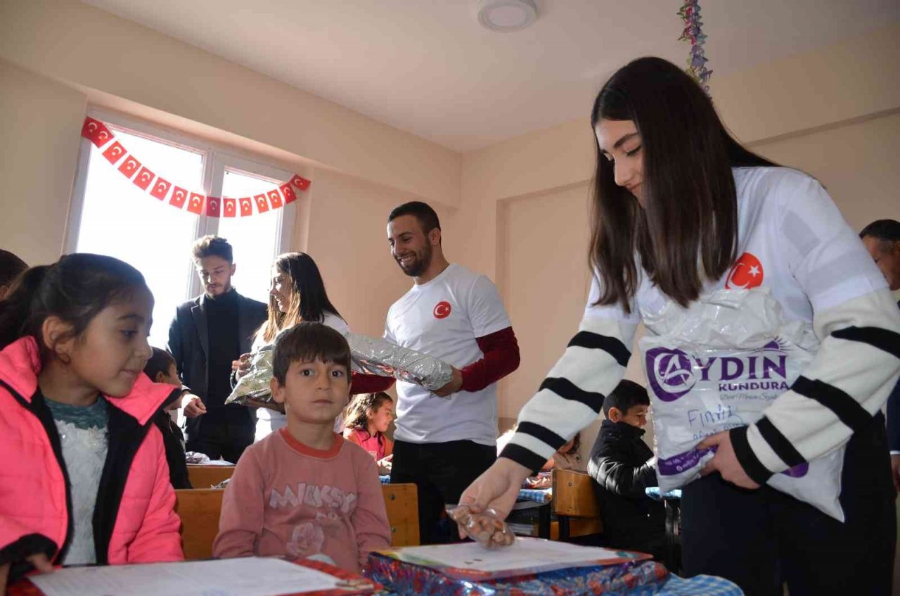 Karadeniz Ereğli Yurt Müdürlüğünden köy çocuklarına karne hediyesi