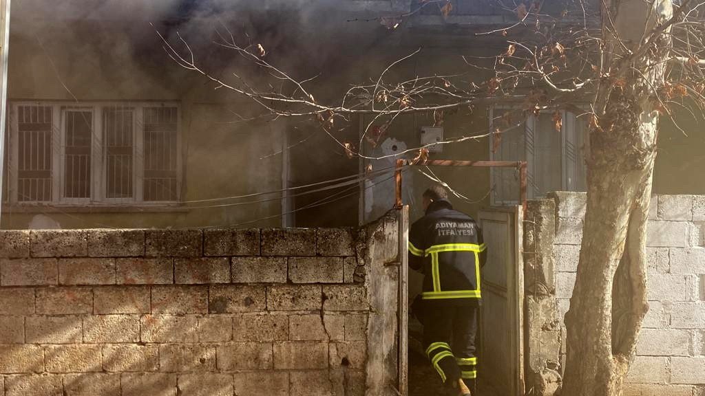 İtfaiye ekipleri kapıyı kırarak yangına müdahale etti