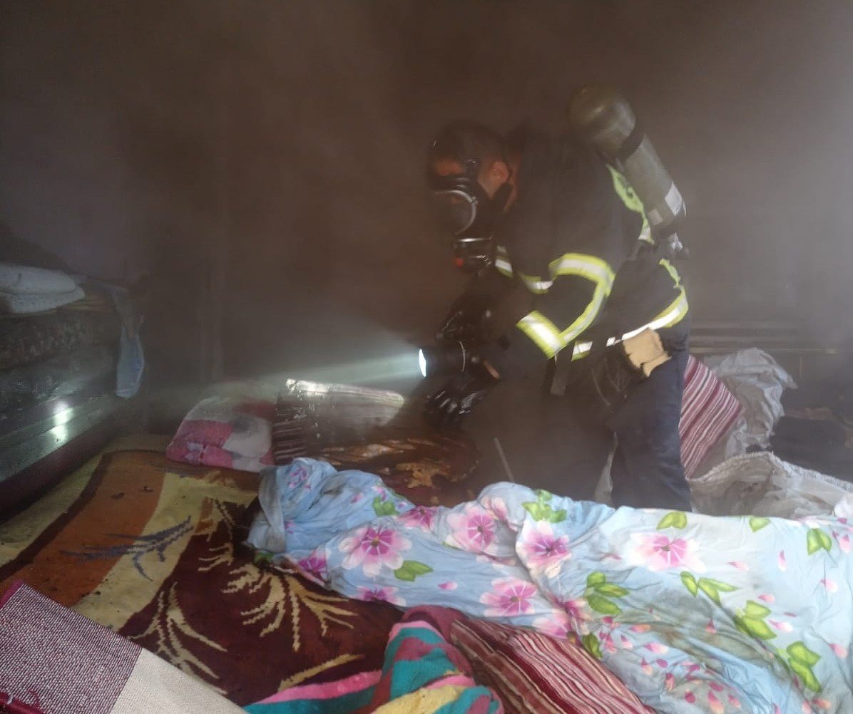 İtfaiye ekipleri kapıyı kırarak yangına müdahale etti