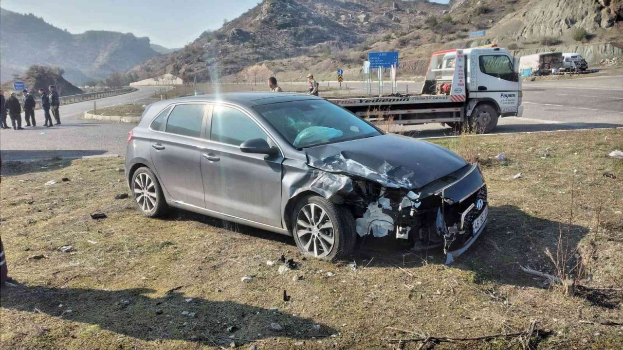 Otomobil ile minibüs çarpıştı: 2 yaralı