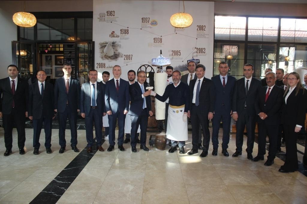 Kervancıoğlu, Bakan Yardımcısı Yılmaz’a dondurma kesti