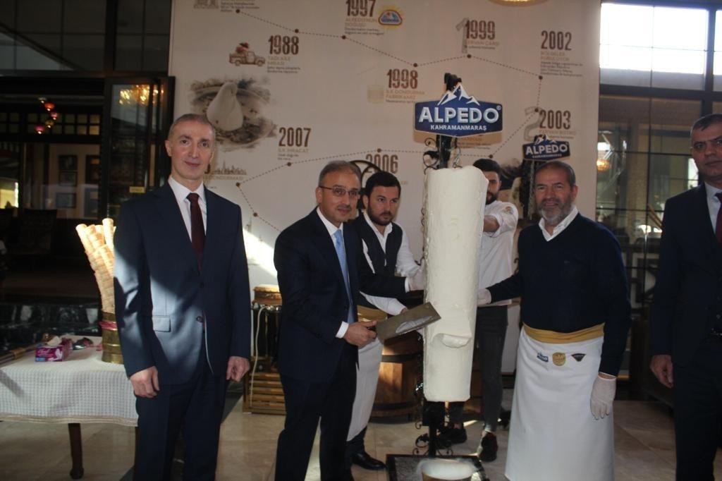 Kervancıoğlu, Bakan Yardımcısı Yılmaz’a dondurma kesti