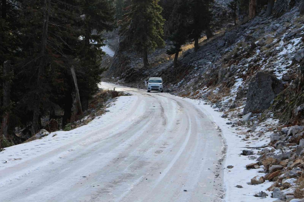 Kar sebebiyle araçları yolda kalan 4 vatandaş kurtarıldı