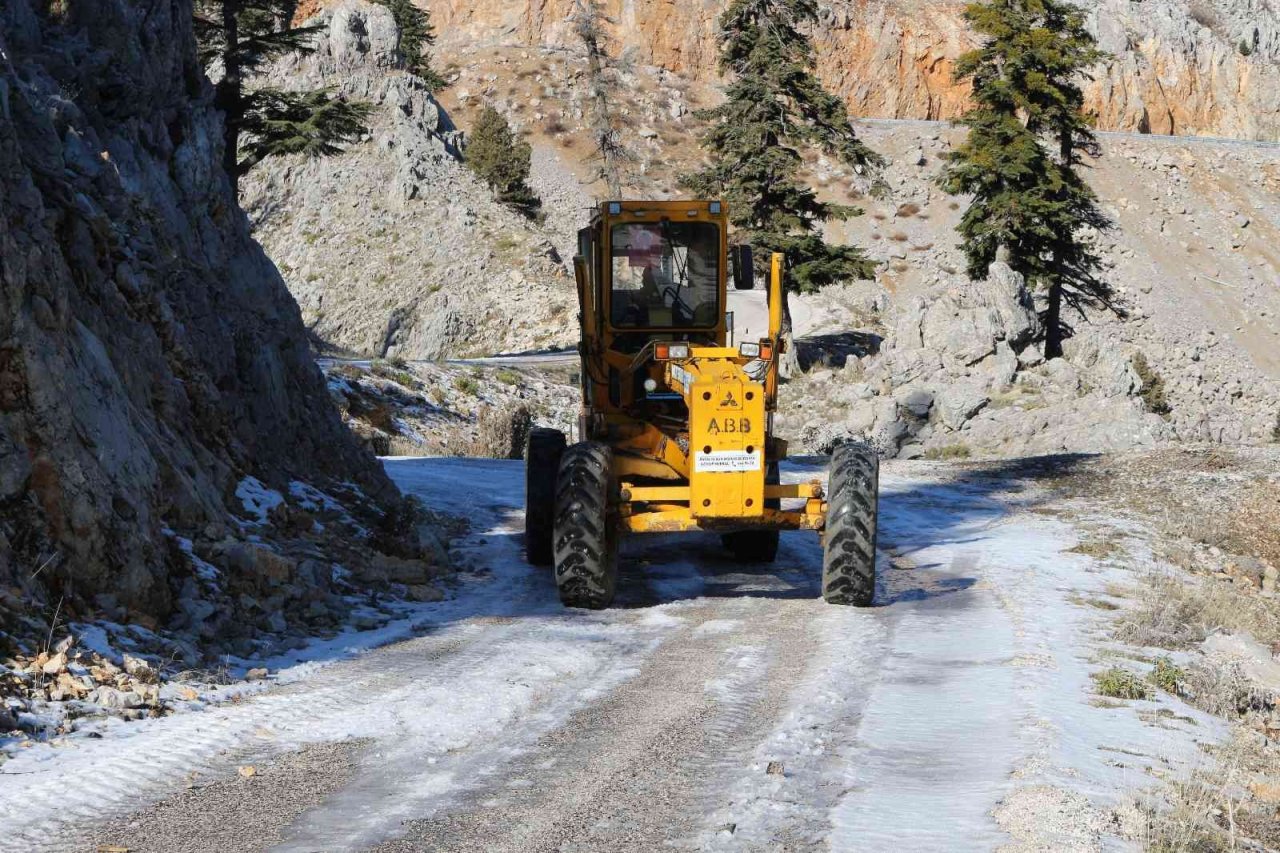 Kar sebebiyle araçları yolda kalan 4 vatandaş kurtarıldı
