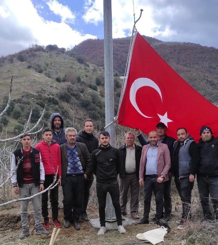 Haydarlı Mahallesi’nde 2 metrelik Türk Bayrağı