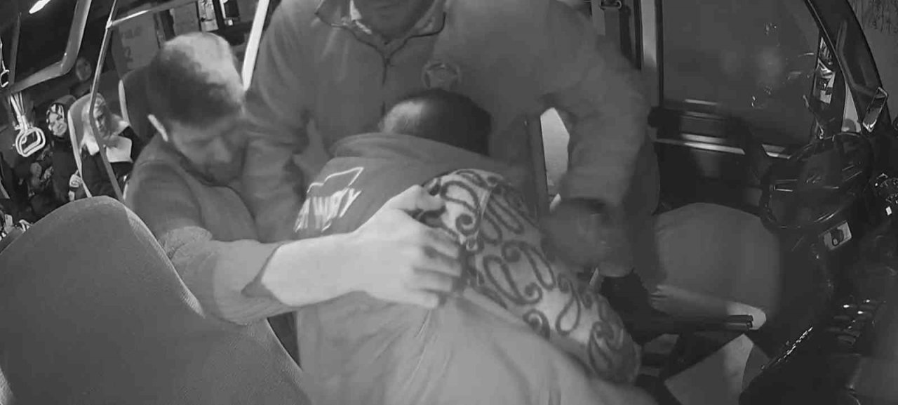 Yolcu rahatsızlandı, otobüsü acile böyle çekti