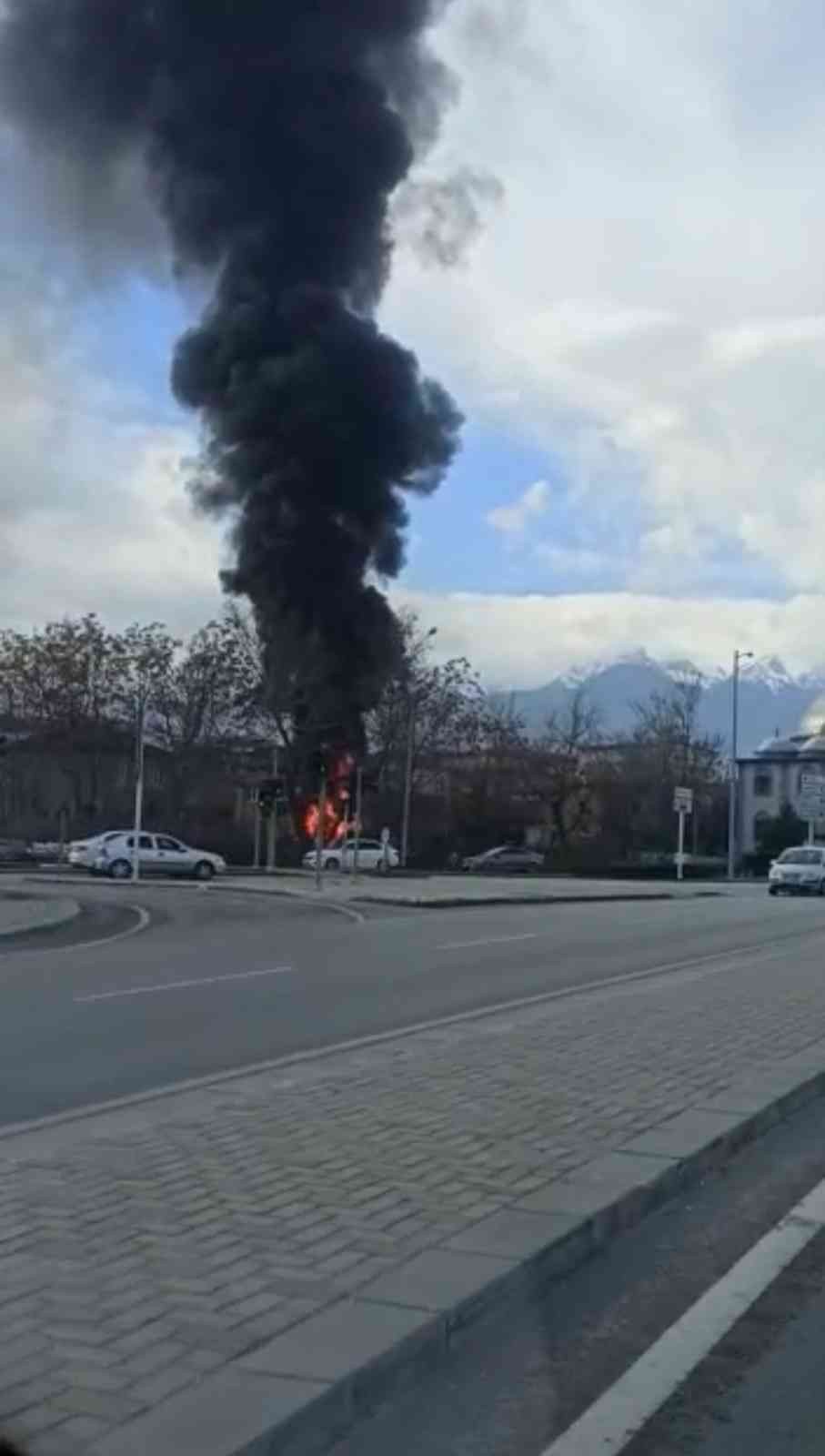 Çiçekçide çıkan yangın korkuttu