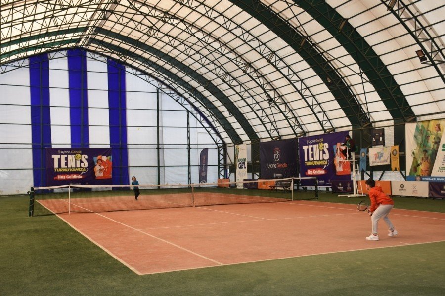 ’Uyanış Gençlik’ tenis turnuvası başladı