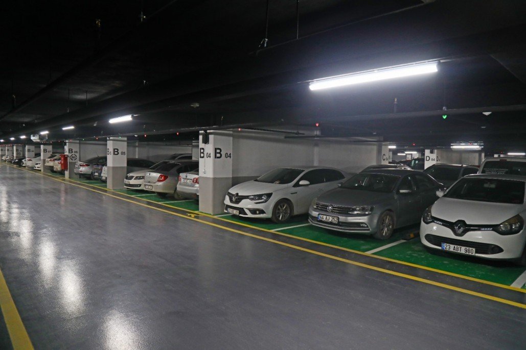 Cumhuriyet Meydanı yer altı otoparkına vatandaştan yoğun ilgi