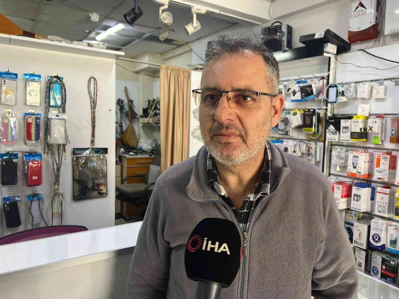 Ümraniye’de çocuk hırsızın telefon çaldığı anlar kameraya yansıdı