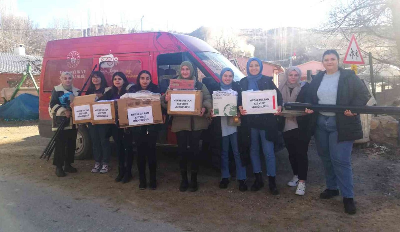 Yurt öğrencileri el emekleri ile gönülleri ısıttı