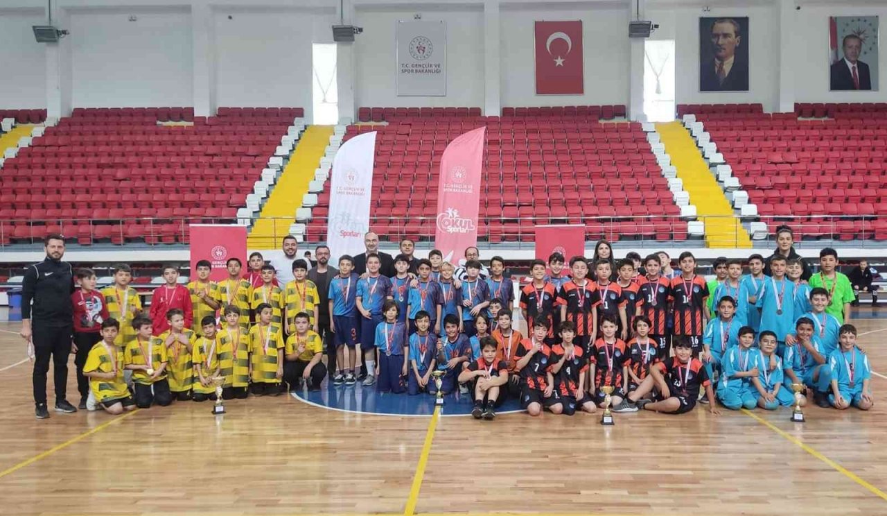 Karaman’da okul sporları küçükler hentbol müsabakaları sona erdi
