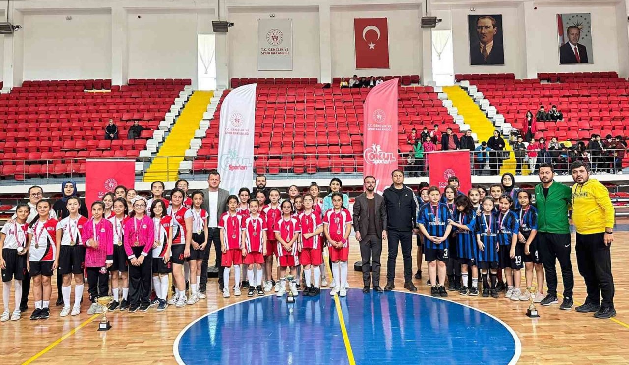 Karaman’da okul sporları küçükler hentbol müsabakaları sona erdi