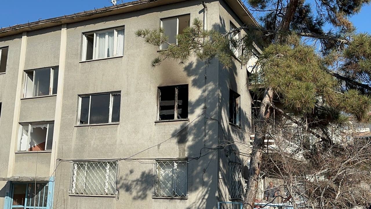 İkamette Çıkan Yangında 1 Kişi Hastaneye Kaldırıldı