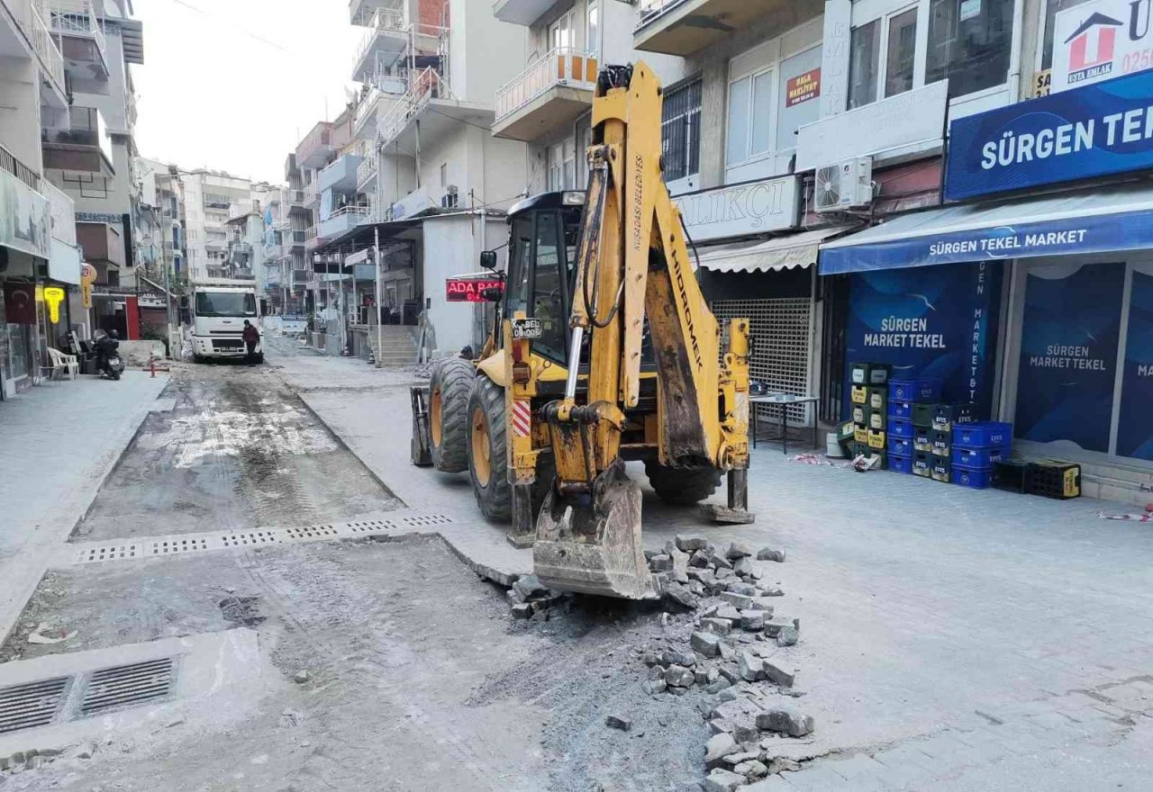 Kuşadası’nda yol çalışmaları devam ediyor