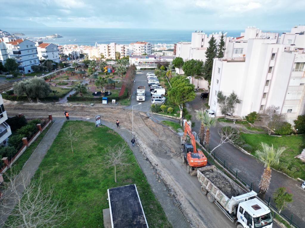 Kuşadası’nda yol çalışmaları devam ediyor