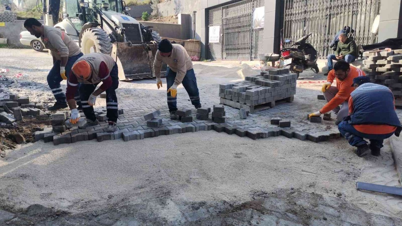 Kuşadası’nda yol çalışmaları devam ediyor