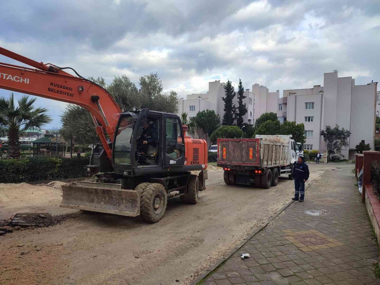 Kuşadası’nda yol çalışmaları devam ediyor
