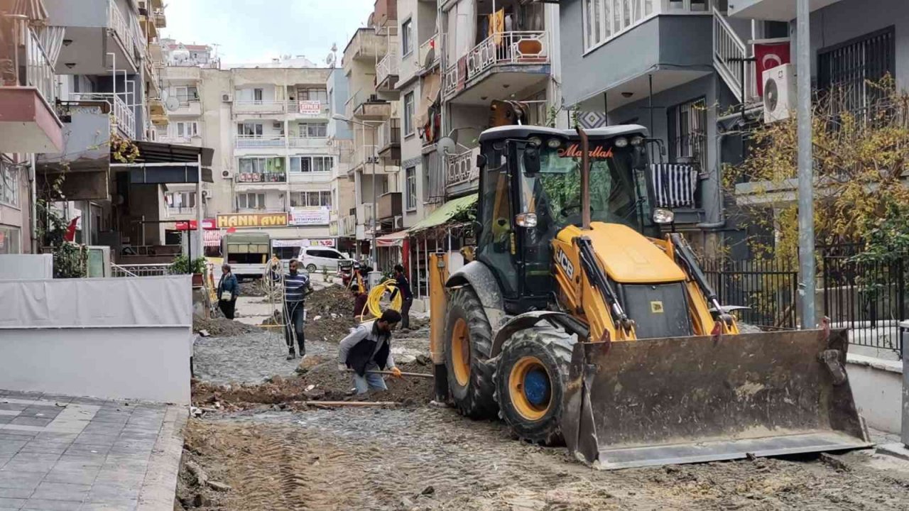 Kuşadası’nda yol çalışmaları devam ediyor