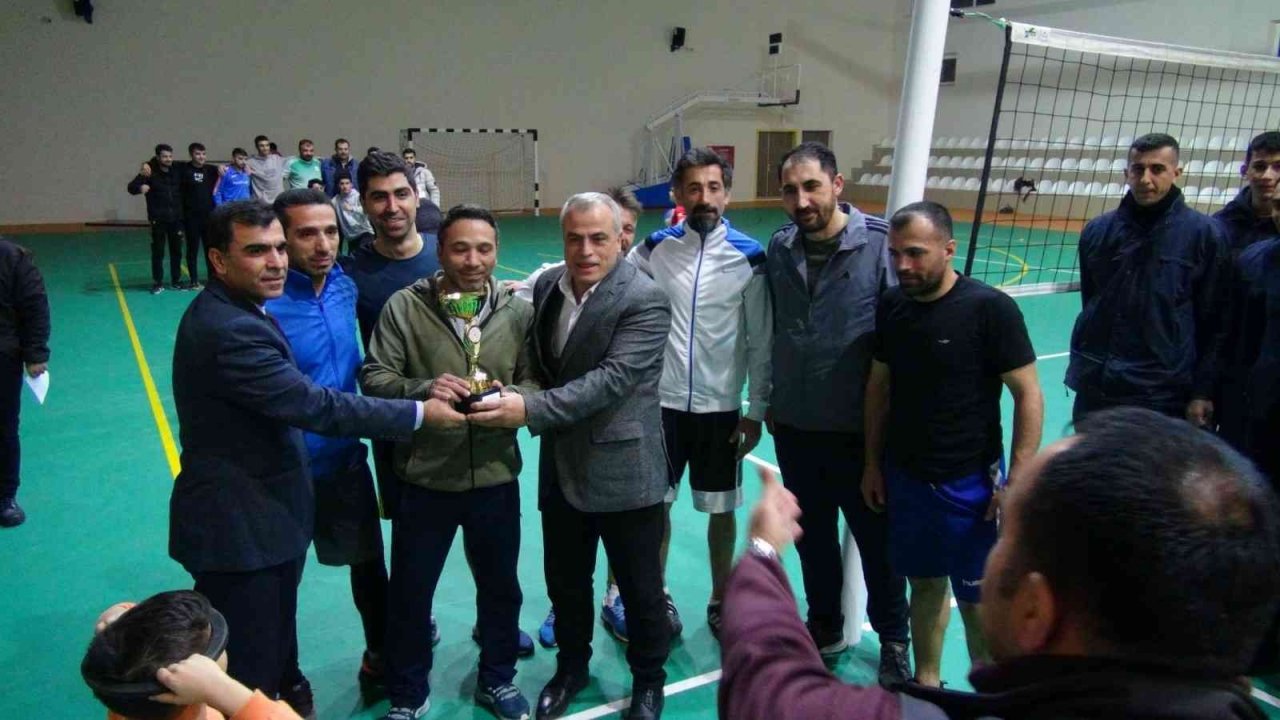 Doğanşehir’de voleybol turnuvasında kupalar sahiplerini buldu