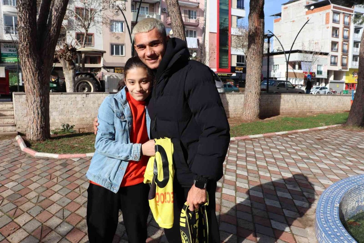 Genç futbolcunun forma isteği karşılıksız kalmadı