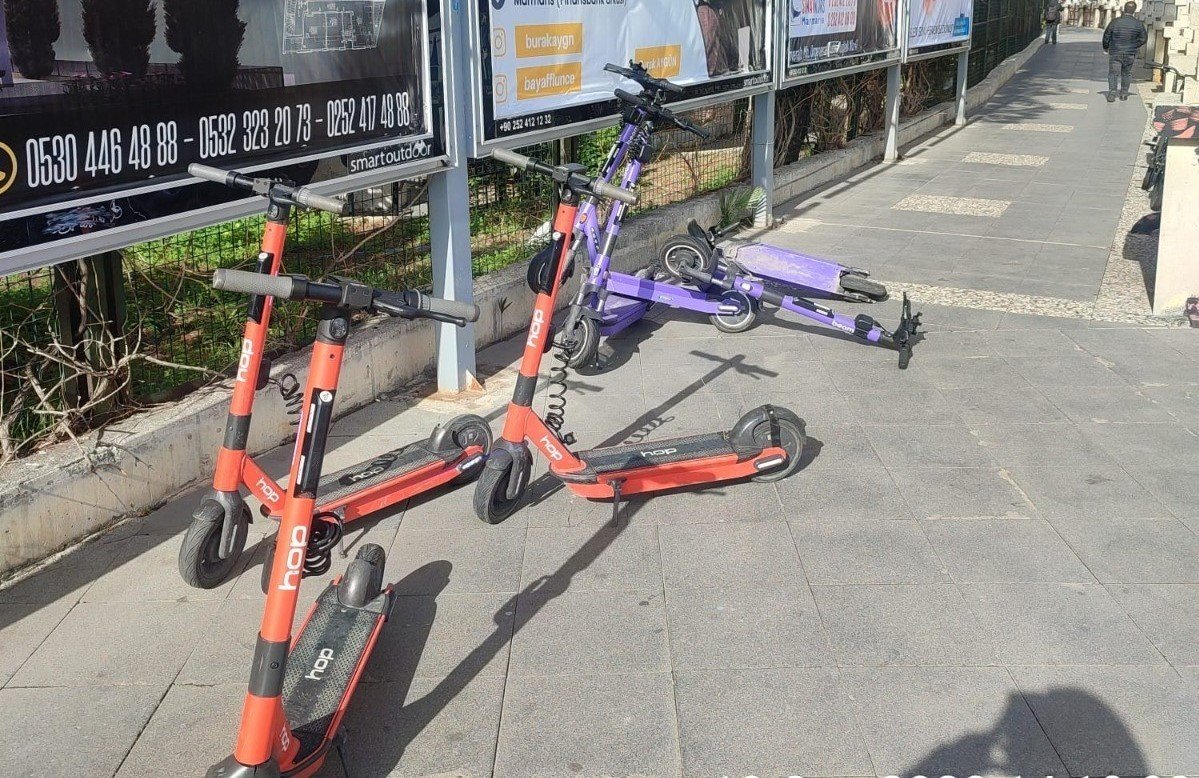 Marmaris’te uygunsuz park edilen skuterler toplatıldı