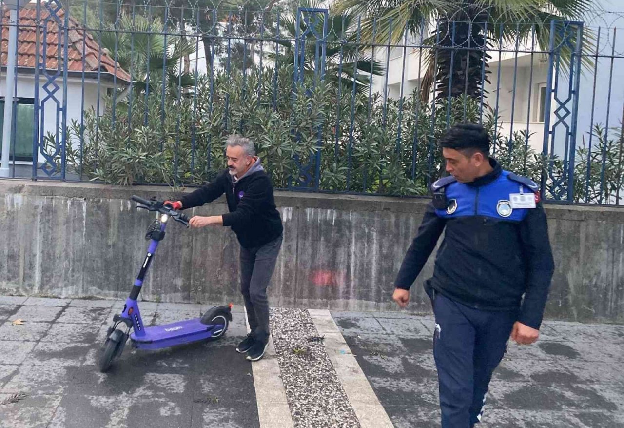 Marmaris’te uygunsuz park edilen skuterler toplatıldı