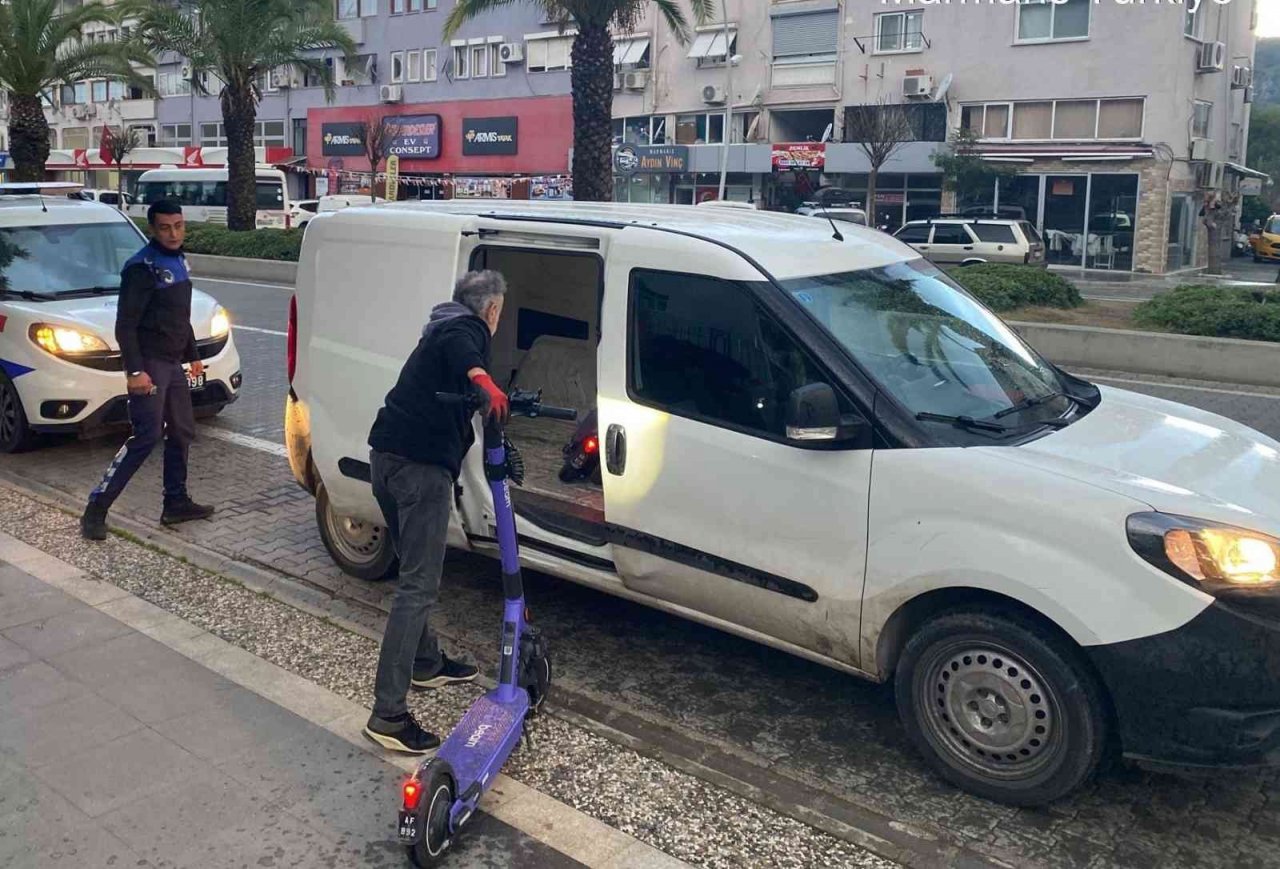 Marmaris’te uygunsuz park edilen skuterler toplatıldı